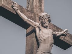 Stulbinantis tyrimas: nustatyta tiksli Jėzaus mirties valanda Kristaus kančios simbolinis vaizdavimas su dvasine šviesa